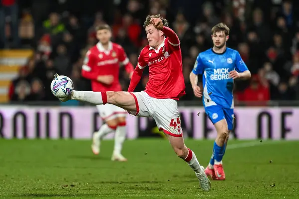 Wrexham 'dan Harry Ashfield, 26 Şubat 2025' te SToK Cae Ras, Wrexham, Birleşik Krallık 'ta oynanan Wrexham-Peterborough United maçında topu kontrol ediyor.