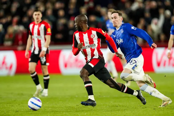 Brentford 'dan Yoane Wissa, Premier League karşılaşmasında Everton' dan James Garner 'dan baskı görüyor Brentford Everton' a karşı Gtech Community Stadyumu, Londra, Birleşik Krallık, 26 Şubat 2025