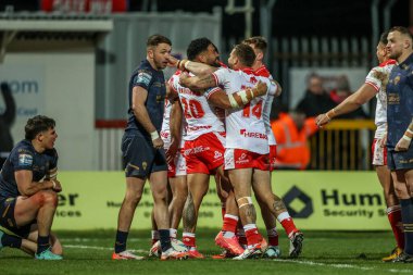 Hull KR takımından Kelepi Tanginoa, 27 Şubat 2025 tarihinde İngiltere 'nin Hull kentinde düzenlenen Sewell Group Craven Park' ta oynanan Betfred Süper Lig 3. Hull KR-Salford Red Devils karşılaşmasında denemesini kutluyor.