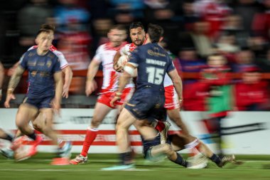 Hull KR takımından Peta Hiku, 27 Şubat 2025 'te İngiltere' nin Hull kenti Kingston 'da oynanan Sewell Group Craven Park' ta oynanan 3. Hull KR-Salford Red Devils karşılaşmasında top ile yarışıyor.