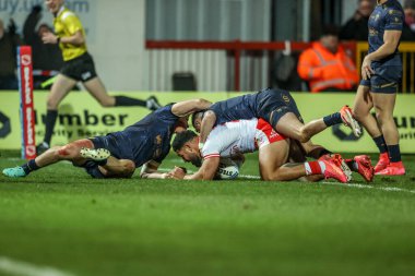 Hull KR 'dan Kelepi Tanginoa, 27 Şubat 2025 tarihinde İngiltere' nin Hull kentindeki Sewell Group Craven Park 'ta oynanan Betfred Süper Lig 3. Hull KR-Salford Red Devils karşılaşmasında bir deneme için sahaya çıkıyor.