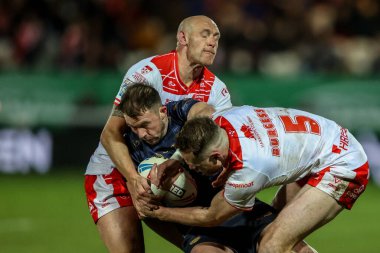 Hull KR 'dan Dean Hadley ve Hull KR' dan Joe Burgess, 27 Şubat 2025 'te Sewell Group Craven Park' ta Betfred Süper Lig Hull KR 'a karşı Salford Red Devils maçında Ryan Brierley' i yendi.