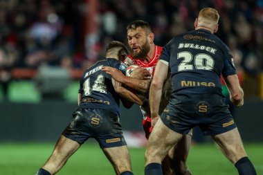 Salford Red Devils 'den Chris Atkin ve Salford Red Devils' den Joe Bullock, 27 Şubat 2025 'te Sewell Group Craven Park' taki Salford Red Devils 'e karşı oynanan Betfred Süper Lig 3. Hull KR karşılaşmasında Jared Waerea-Hargreaves' i yendi.