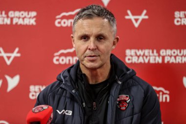Paul Rowley 'in Salford Red Devils teknik direktörü, 27 Şubat 2025 tarihinde İngiltere' nin Hull kentindeki Sewell Group Craven Park 'ta oynanan Betfred Süper Lig 3. Hull KR-Salford Red Devils karşılaşmasında, maç sonrası basın toplantısında bir konuşma yaptı.