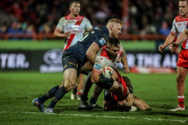 Salford Red Devils 'den Chris Atkin ve Salford Red Devils' den Joe Bullock, 27 Şubat 2025 'te Sewell Group Craven Park' taki Salford Red Devils 'e karşı oynanan Betfred Süper Lig 3. Hull KR karşılaşmasında Jared Waerea-Hargreaves' i yendi.