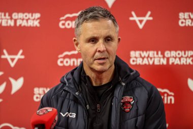 Paul Rowley 'in Salford Red Devils teknik direktörü, 27 Şubat 2025 tarihinde İngiltere' nin Hull kentindeki Sewell Group Craven Park 'ta oynanan Betfred Süper Lig 3. Hull KR-Salford Red Devils karşılaşmasında, maç sonrası basın toplantısında bir konuşma yaptı.