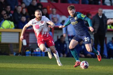Huddersfield Town 'dan Oliver Turton, 1 Mart 2025' te İngiltere 'nin Stevenage Stadyumu' nda Stevenage-Huddersfield Town maçında top üzerinde.