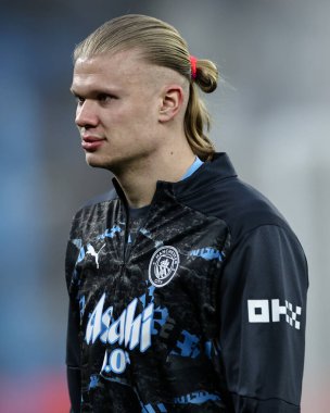 Manchester City 'den Erling Haaland, 1 Mart 2025 tarihinde Etihad Stadyumu' nda oynanan 5. Raund Manchester City - Plymouth Argyle maçında maç öncesi ısınma turunda