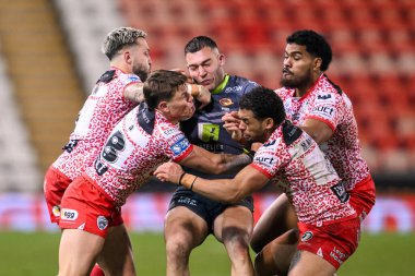 Katalan Ejderhaları 'ndan Nick Cotriç, 28 Şubat 2025' te Leigh, İngiltere 'deki Leigh Spor Köyü' nde oynanan Betfred Süper Lig 3. Raundunda Leigh Leopards, Catalans Dragons maçında Leigh Leopards 'ın savunması tarafından ele geçirildi.