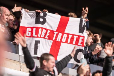 1 Mart 2025 'te SToK Cae Ras, Wrexham, İngiltere' de Bolton Wanderers 'a karşı oynanan Gökyüzü İddia Ligi 1 maçında Bolton Wanderers Globe Trotters bayrağı