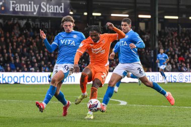 Blackpool 'dan Niall Ennis, 1 Mart 2025' te Stockport County 'nin Edgeley Park Stadyumu' ndaki Blackpool maçında topa vuruyor.