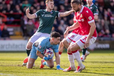 Bolton Wanderers takımından Luke Southwood, 1 Mart 2025 'te SToK Cae Ras, Wrexham - Bolton Wanderers maçında topu bir araya getirdi.