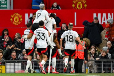 Fulham 'dan Calvin Bassey, 2 Mart 2025' te Old Trafford, Manchester, Birleşik Krallık 'ta oynanan 5. Rauntluk Manchester United-Fulham karşılaşmasında takım arkadaşlarıyla birlikte birinci olma hedefini kutluyor.