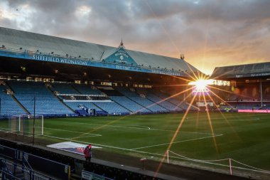 28 Şubat 2025 'te Hillsborough, Sheffield, Sheffield, İngiltere' de Çarşamba günü oynanan Gök İddia Şampiyonası maçında güneş Hillsborough 'da batıyor.