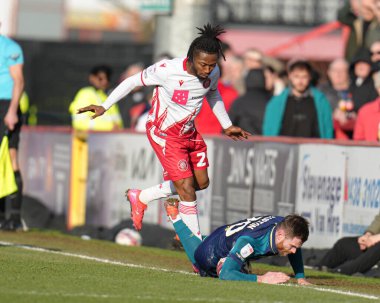 Stevenage 'den Kyle Edwards, 1 Mart 2025' te İngiltere 'nin Stevenage-Huddersfield Town maçında Huddersfield Town' dan Oliver Turton 'a faul yaptı.