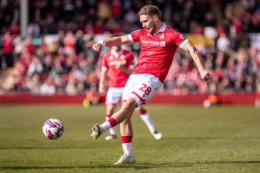Wrexham AFC takımından Sam Smith 1 Mart 2025 'te Wrexham - Bolton Wanderers maçı sırasında SToK Cae Ras, Wrexham, İngiltere