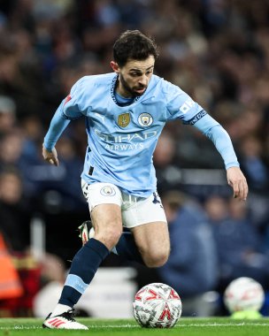Manchester City 'den Bernardo Silva, Birleşik Krallık Etihad Stadyumu' nda oynanan 5. Raunt Manchester City - Plymouth Argyle maçında topla birlikte 1 Mart 2025