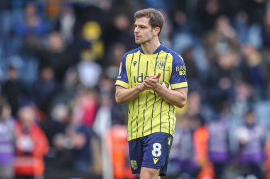 West Bromwich Albion 'dan Jayson Molumby, 1 Mart 2025' te İngiltere 'nin Elland Road kentinde oynanan Sky Bet Şampiyonası maçından sonra taraftarları alkışlıyor.