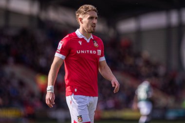 Wrexham AFC takımından Sam Smith 1 Mart 2025 'te Wrexham - Bolton Wanderers maçı sırasında SToK Cae Ras, Wrexham, İngiltere