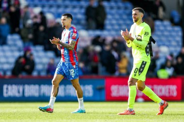 Crystal Palace 'dan Daniel Munoz ve Matt Turner, 1 Mart 2025' te İngiltere 'nin Selhurst Park kentinde oynanan 5. Lig karşılaşmasının ardından takımların kazandığı galibiyet sonrasında taraftarlarını takdir ediyor.