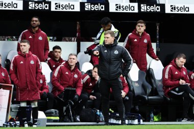 Newcastle United 'ın teknik direktörü Eddie Howe, 2 Mart 2025 tarihinde Birleşik Emirlikler Kupası 5. Raund Newcastle United ve Hove Albion' a karşı St. James 's Park, Newcastle, İngiltere' de oynanan karşılaşma sırasında oyuncularına talimat verdi.