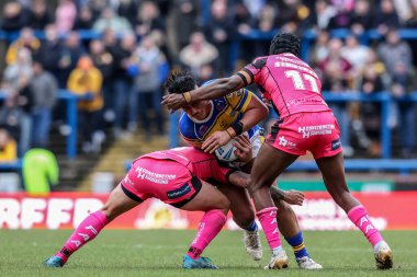 Castleford Tigers 'dan Liam Horne ve Castleford Tigers' tan Jeremiah Simbiken, Betfred Süper Lig 3. tur karşılaşmasında Leeds Gergedan Castleford Tigers 'a karşı Castleford Stadyumu' nda oynadılar.