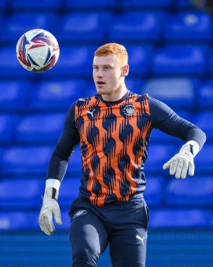 Blackpool 'dan Mackenzie Chapman maç öncesi ısınma maçında Stockport County - Blackpool maçında Stockport Stadyumu, Stockport, 1 Mart 2025