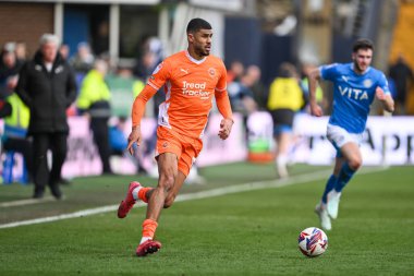 Blackpool 'dan Ashley Fletcher, 1 Mart 2025' te Stockport County 'nin Edgeley Park Stadyumu' ndaki Blackpool maçında topa vuruyor.