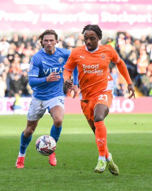 Blackpool 'dan Niall Ennis, 1 Mart 2025' te Stockport County 'nin Edgeley Park Stadyumu' ndaki Blackpool maçında topa vuruyor.