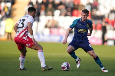 Huddersfield Town 'dan Jonathan Hogg 1 Mart 2025' te Lamex Stevenage, İngiltere 'deki Stevenage - Huddersfield Town maçında Stevenage Stevenage maçında Stevenage' den Louis Thompson 'ı geçmeye çalışıyor.
