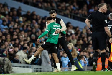 Plymouth Argyle 'ın Miron Muslic teknik direktörü Plymouth Argyle, 1 Mart 2025 tarihinde Etihad Stadyumu' nda Manchester City - Plymouth Argyle maçında oynanan 5. Raunt karşılaşmasında yerine geçen Plymouth Argyle 'ı kucaklıyor.