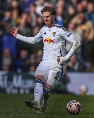 Leeds United takımından Joe Rodon, 1 Mart 2025 'te Leeds Road, İngiltere' de Leeds United ile West Bromwich Albion arasındaki Sky Bet Şampiyonası maçında pas attı.