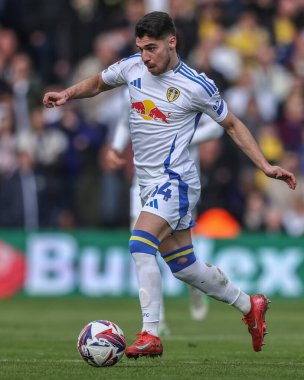 Leeds United takımından Malikane Solomon, 1 Mart 2025 'te Leeds Road, İngiltere' de oynanan ve Batı Bromwich Albion 'a karşı oynanan Gökyüzü İddia Şampiyonası maçında topu aldı.