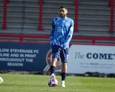 Huddersfield Town 'dan Brodie Spencer, 1 Mart 2025' te İngiltere 'nin başkenti Lamex Stadyumu' nda oynanan Stevenage-Huddersfield Town maçı öncesinde ısınıyor.