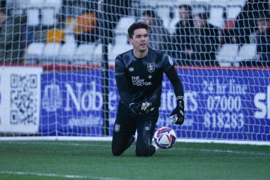 Huddersfield Town 'dan Lee Nicholls, 1 Mart 2025 tarihinde İngiltere' nin başkenti Lamex Stadyumu 'nda oynanan Stevenage-Huddersfield Town maçının önünde.