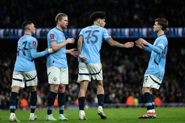 Manchester City 'den Nico O' Reilly, 1 Mart 2025 tarihinde Etihad Stadyumu, Manchester City - Plymouth Argyle maçında 1-1 'lik galibiyetini kutluyor.