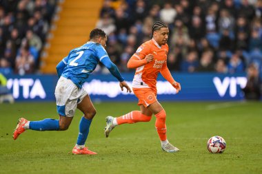 Blackpool 'dan Sammy Slivera, Stockport County' den Kyle Knoyle 'la Stokport County - Blackpool maçı sırasında Stokport Park Stadyumu, İngiltere' de 1 Mart 2025 'te başladı.
