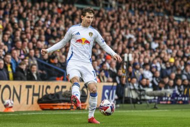 Leeds United takımından Brenden Aaronson, 1 Mart 2025 'te Leeds Road, İngiltere' de oynanan ve Batı Bromwich Albion 'a karşı oynanan Sky Bet Şampiyonası maçında topu kontrol ediyor.