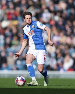 Blackburn Rovers takımından Callum Brittain 1 Mart 2025 'te İngiltere' nin Blackburn kentinde Norwich City 'e karşı oynanan Gökyüzü İddia Şampiyonası maçında topu ileri atıyor.