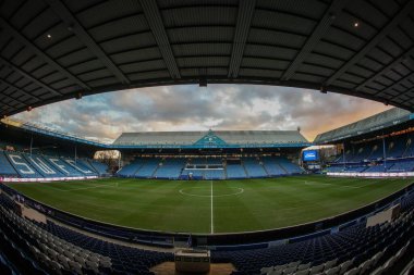 28 Şubat 2025 'te Hillsborough, Sheffield, Sheffield, İngiltere' de Çarşamba günü oynanan Gök İddia Şampiyonası maçında güneş Hillsborough 'da batıyor.