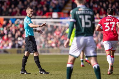 Hakem Declan Bourne Sky Bet 1 karşılaşmasında Wrexham, Bolton Wanderers 'a karşı SToK Cae Ras, Wrexham, İngiltere 1 Mart 2025