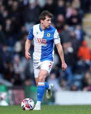 Blackburn Rovers takımından Callum Brittain 1 Mart 2025 'te Blackburn City' de Blackburn Rovers 'a karşı Norwich City maçında