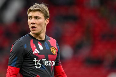 Manchester United takımından Rasmus Hjlund, Birleşik Krallık 'ın Old Trafford kentinde oynanan 5. Raund Manchester United maçından önce ısınıyor.
