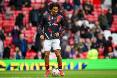 Manchester United 'dan Joshua Zirkzee, Birleşik Krallık' ın Old Trafford kentinde oynanan 5. Raund Manchester United maçından önce ısınıyor.