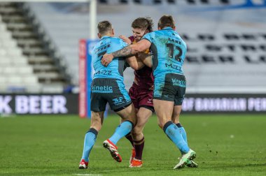 Huddersfield Giants 'tan Jack Murchie, Hull FC' den Aidan Sezer ve Hull FC 'den Jordan Lane tarafından oynanan Betfred Süper Lig 3. Raundunda Huddersfield Giants Hull FC' ye karşı John Smith Stadyumu, Huddersfield, Birleşik Krallık, 28 Şubat 2025 'te oynanan karşılaşmada yenildi.