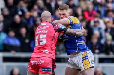 Castleford Tigers 'dan George Griffin ve Leeds Rhinos' tan Tom Holroyd, 2 Mart 2025 tarihinde Leeds Stadyumu 'nda oynanan Betfred Süper Lig 3. tur karşılaşmasında top için Leeds Gergedan Castleford Tigers' a karşı oynadılar.