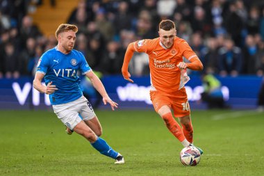 Blackpool 'dan Sonny Carey, 1 Mart 2025' te Stockport County 'nin Edgeley Park Stadyumu' ndaki Blackpool maçında topa vuruyor.