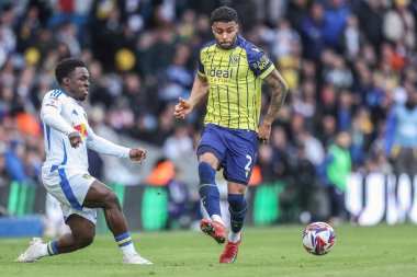 West Bromwich Albion takımından Darnell Furlong, 1 Mart 2025 'te İngiltere' nin Leeds şehrinde oynanan ve Batı Bromwich Albion 'a karşı oynanan Sky Bet Şampiyonası maçında pas attı.
