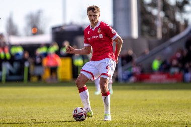 Wrexham AFC 'den Max Cleworth, 1 Mart 2025' te SToK Cae Ras, Wrexham 'da oynanan Wrexham-Bolton Wanderers maçında topu ileri taşıyor.