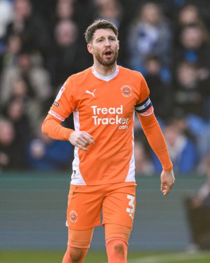 Blackpool 'dan James Husband takımına 1 Mart 2025' te Stockport County 'nin Edgeley Park Stadyumu' nda oynadığı maçta talimat veriyor.